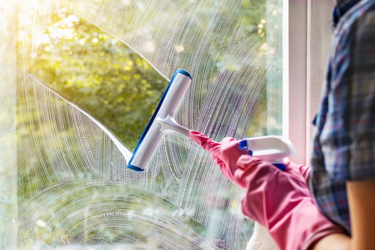 Cam temizliğinde mikrofiber bez ile fazla su alınması gerekmektedir. Camlar sirke, bulaşık deterjanı veya sirke ile temizlenmektedir. Ayrıca cam üzerinde herhangi bir kalıntı var ise cam jiletleri kullanılabilir.